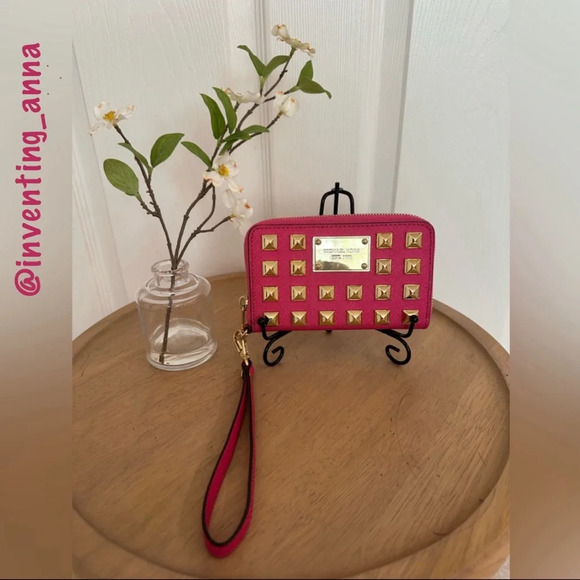 MICHAEL KORS ~ Women’s small pinkish/red wristlet with bold gold pyramid accents - Picture 4 of 7